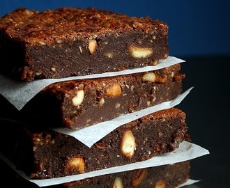 Orzechowe brownies z lekko solonym masłem i karmelizowanymi nerkowcami – bez mąki