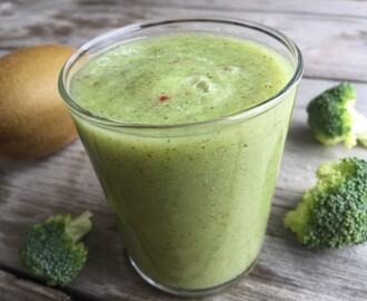 Groene smoothie met broccoli en zoete kiwi