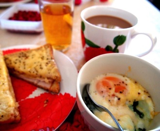 Herkuttelijan aamiainen kotona (croque monsieur –leivät, uunimunat ja amerikkalaiset pannukakut)