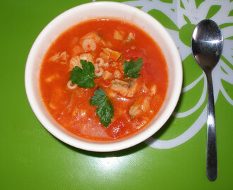 Morska zupa pomidorowa z krewetkami i rybą