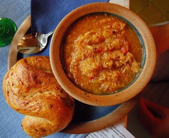 Recette de soupe épicée au chou, à la choucroute et aux pommes de terre