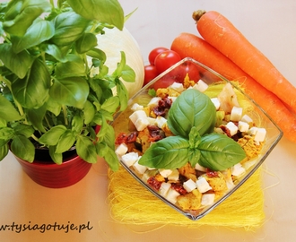 Wiosenna sałatka z mozzarellą, kurczakiem i suszonymi pomidorami.