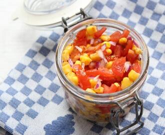 Pittige mais salsa met tomaat en rode ui
