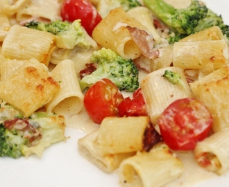 Krämig pastagratäng med ädelostsås, bacon, broccoli och tomater