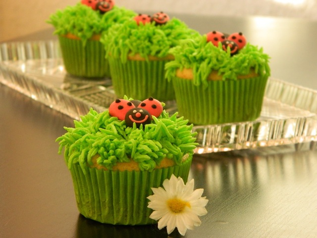 Vanilla Cupcakes with grass shaped frosting. Grastüllen Dekorieren.