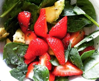 VEGAN VIBES: Salade met #aardbeien en #avocado, omdat het in mijn hoofd al zomer is!