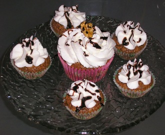 Cupcakes de brownie con nata montada y sirope de chocolate