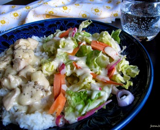 Tejszínes mézes-mustáros-gyömbéres csirkemell rizzsel és tavaszi salátával