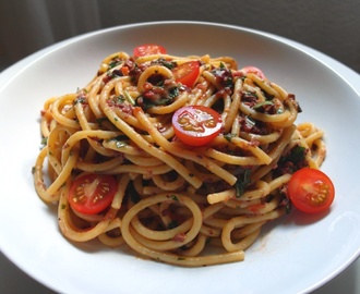 Špagety s bleskovým olivovým pestom (recept na horúce letné dni, keď chcete pri sporáku stáť čo najmenej)