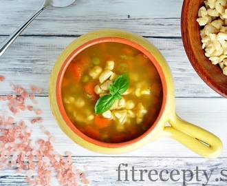 Mrkvovo-hrášková polievka s cícerovými haluškami