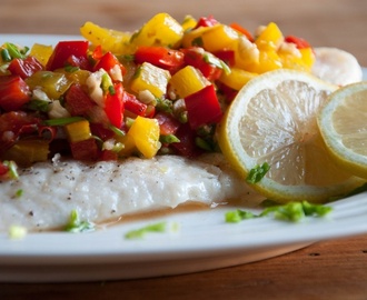 Ottolenghi geïnspireerde vis met paprika-hazelnoten salsa