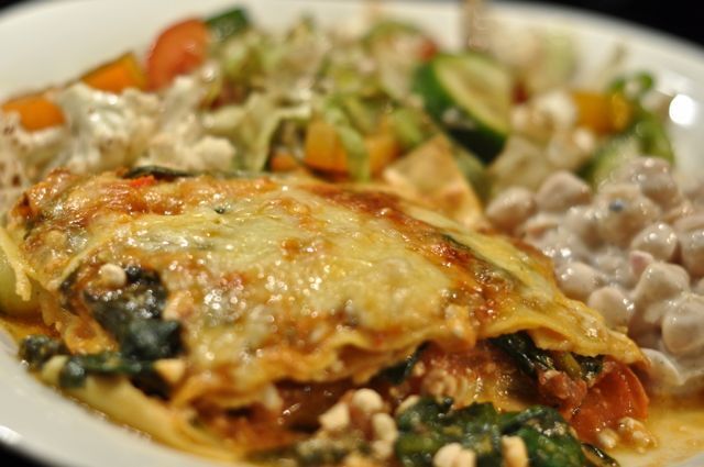 Vegetarisk lasagne med zucchini, spenat och keso