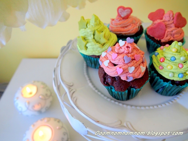 Kolorowy krem do cupcakes z serka mascarpone - dekorowanie babeczek