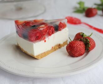 Tarta de yogur con frutos rojos, una tarta sin horno perfecta para ser el postre de cualquier comida