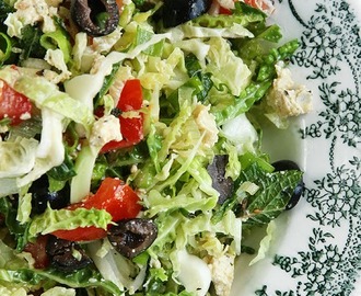 Griekse salade met groene savooiekool
