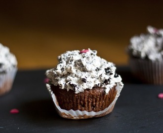 Süßes zum Valentinstag: Schokoladen Joghurt Cupcakes mit Oreo Cookie Sahne