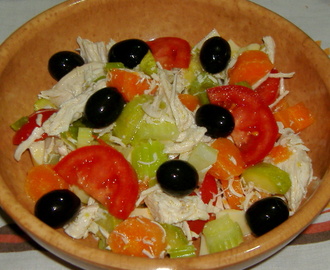 Insalata di pollo con olive nere