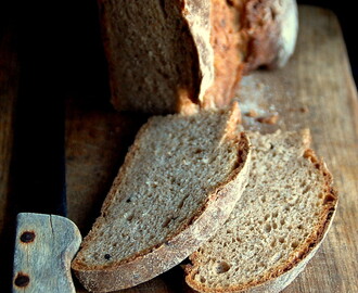 Chleb żytni ze śliwką na zakwasie