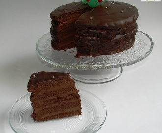 czekoladowo wiśniowy tort urodzinowy