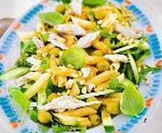 Maaltijd salade van pasta en gerookte makreel