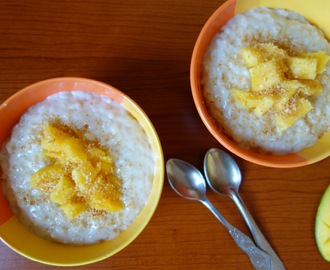 Kokosová mliečna ryža s mangom a kokosovým krokantom