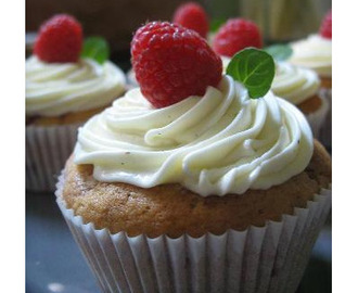 Vanilla Cupcakes mit Himbeeren und weißer Schokolade