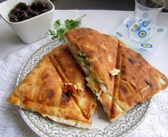 Beyaz peynirli tost (tosti van Turks brood met witte kaas en platte peterselie)