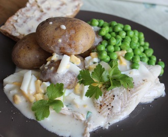 Kokt torsk med äggsås, potatis och ärtor