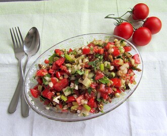 Gavurdağı salatası (Turkse salade met tomaat, ui en walnoot)
