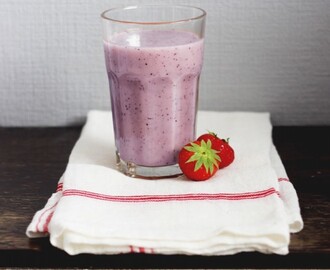 Recipe: Smoothie with forest fruits, mango and coconut milk