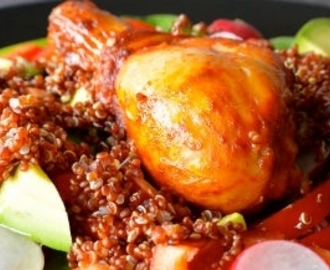 Quinoa salade met gekruide kipdrumsticks, radijs, avocado en paprika