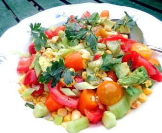 Salade van verse suikermais, avocado en tomaten