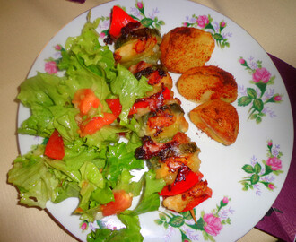 Pomysł na niedzielny obiad, czyli szaszłyki  z pieczonymi ziemniakami i wiosenną sałatką.
