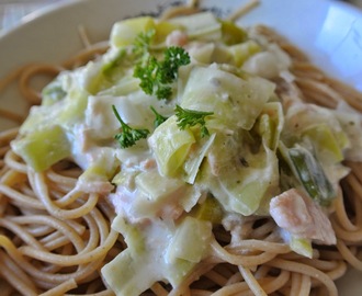 Makkelijk en snel receptje: pasta met prei, kruidenkaas en zalm
