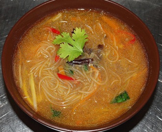 Orientalna zupa z łososiem
