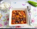 Patatesli patlıcan oturtması (Turks stoofgerecht met aubergine, aardappel en tomaat)