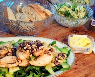 Inspired by Jamie Oliver: Salade met kip, courgette, avocado en een dressing met pijnboompitten, rozijnen en mosterd