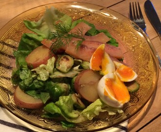 RECEPT | Salade met spruiten, gerookte zalm en ei