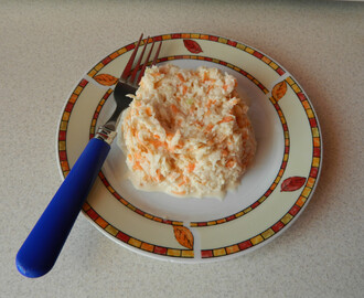 Czosnkowa surówka z białej rzodkwi i marchewki.