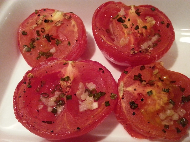 Koolhydraatarme en vetarme geroosterde tomaten uit de oven met verse kruiden en knoflook