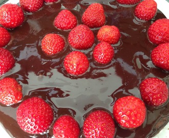 Aardbeien - chocoladetaart (met slagroom)