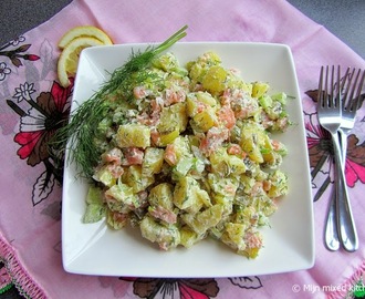 Aardappelsalade met gerookte zalm, komkommer en dille