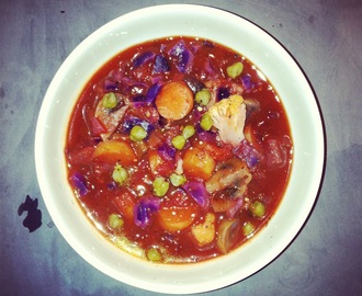 Superfood: een pan goed gevulde groente-tomaten soep