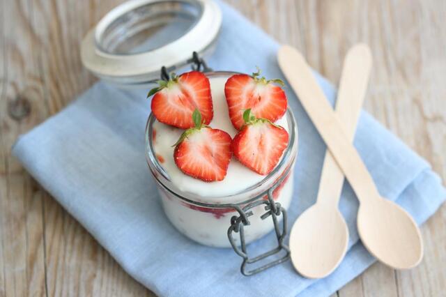 Ontbijt: yoghurt trifle met aardbeien
