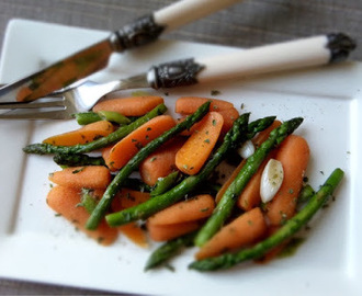 Groene aspergetips met worteltjes en peterselie
