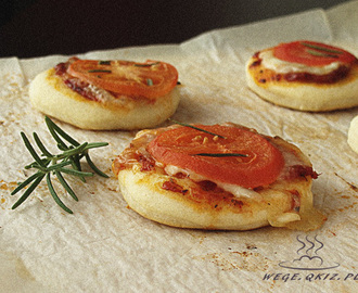 Mini Pizze z mozzarellą, pomidorami i rozmarynem (tzw. finger food)
