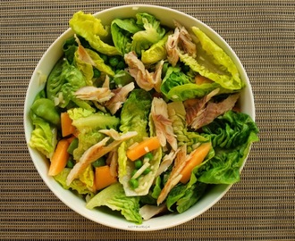 Zöldborsós saláta sárgadinnyével és füstölt hallal/Grüner Salat mit Erbsen, Melone und Räucherfisch