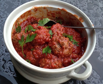 Lyckad tapas-pastisch: spanskifierade köttbullar i tomatsås