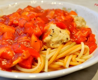 Spaghetti z warzywnym sosem i pulpecikami na parze