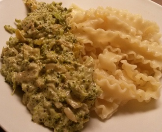 Pesto pasta met broccoli, ui en paprika